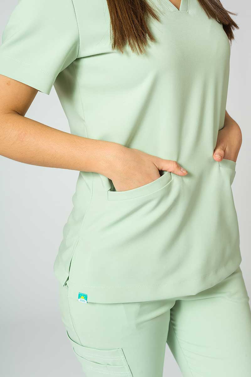 Zdravotnická súprava Sunrise Uniforms Premium (blúzka Joy, nohavice Chill) pistáciová-6