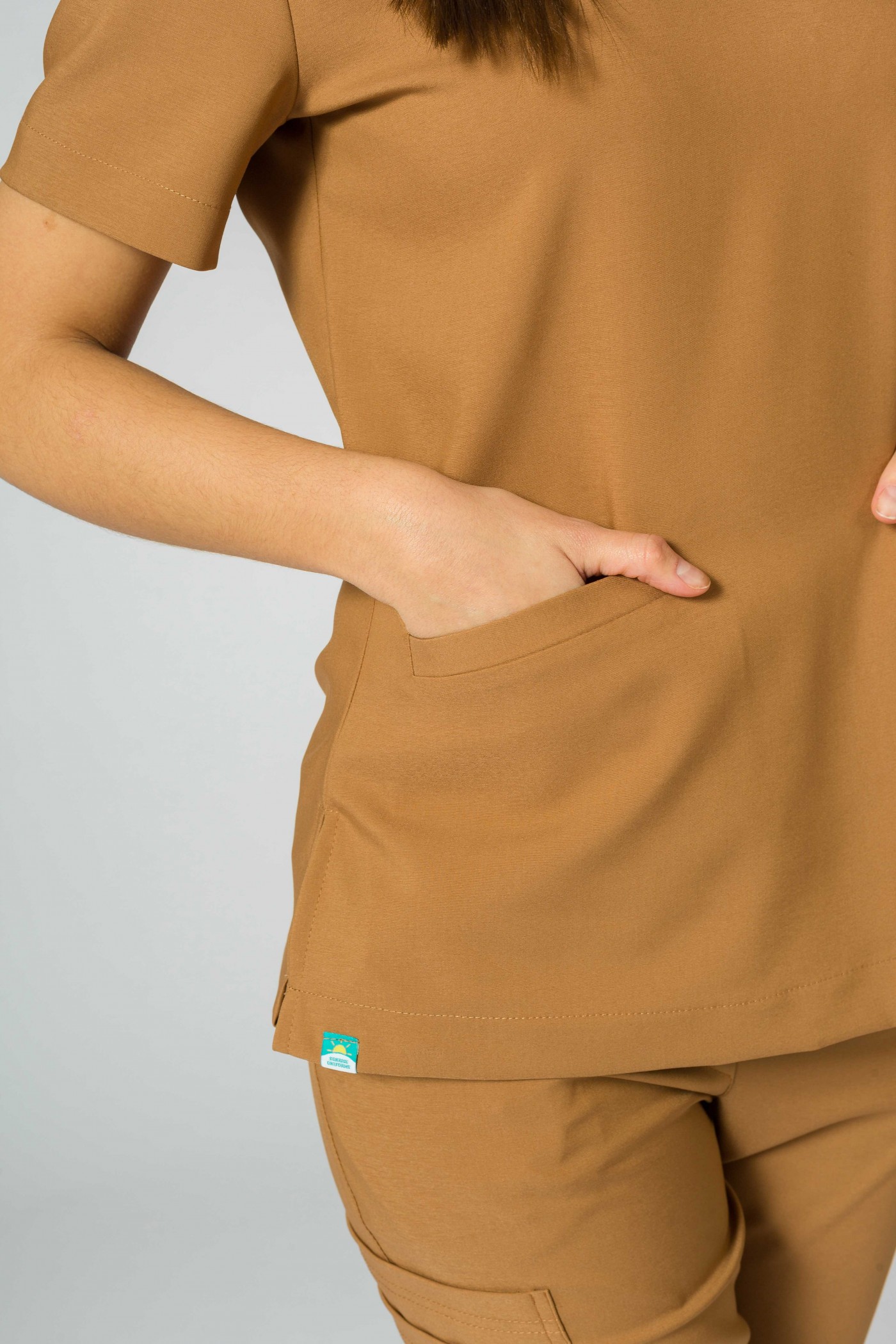 Zdravotnická súprava Sunrise Uniforms Premium (blúzka Joy, nohavice Chill) hnedá-7