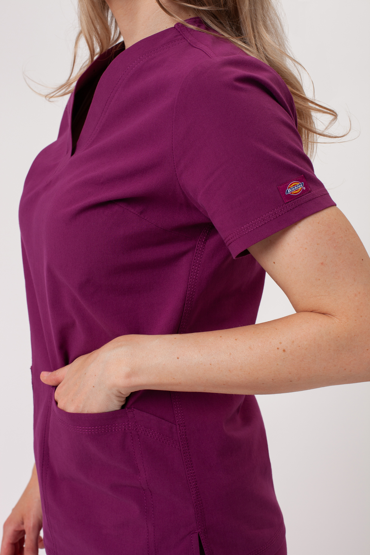 Dámska lekárska blúza Dickies Forge V-neck čerešňová červená-4