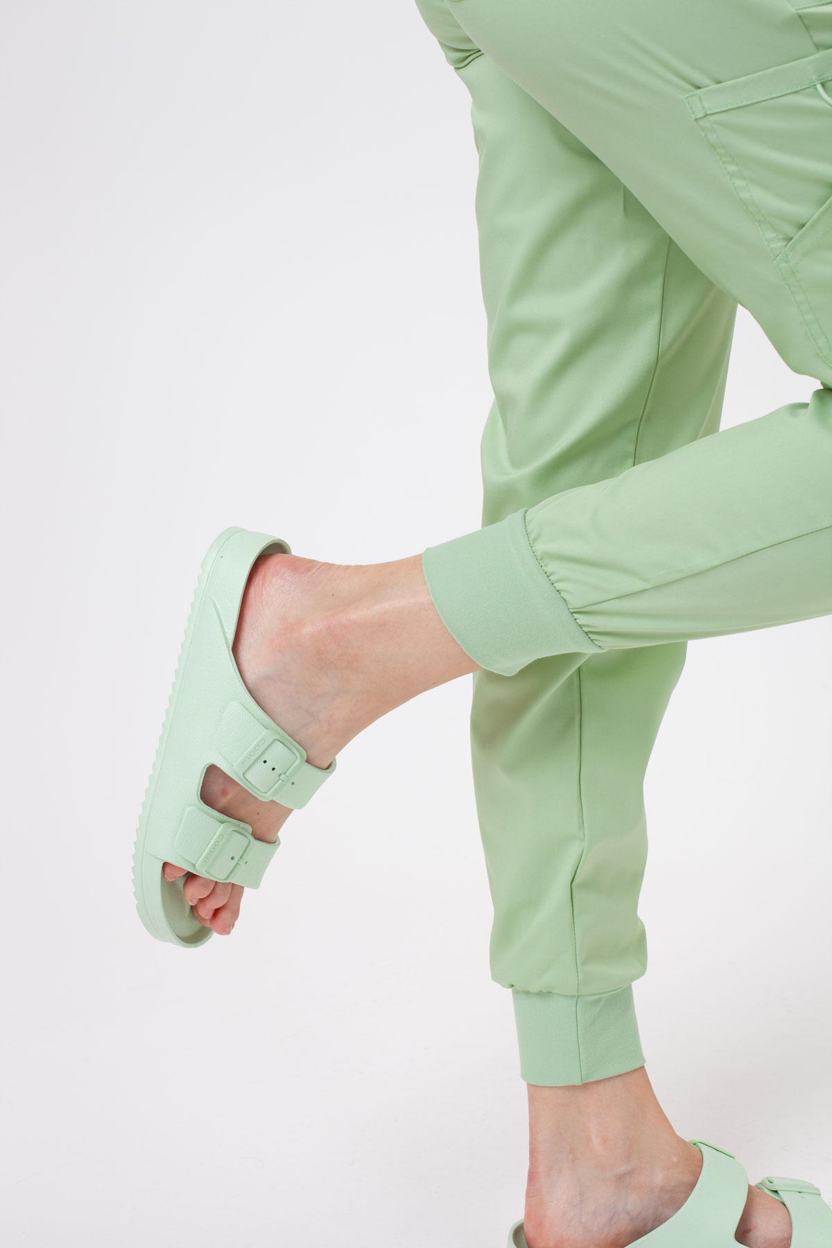 Dámske lekárske nohavice Cherokee Revolution Mid Rise jogger pistáciové-5