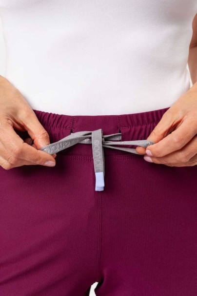 Lekárska dámska súprava Maevn Embrace (blúzka Luna, nohavice Nora) čerešňová červená-13