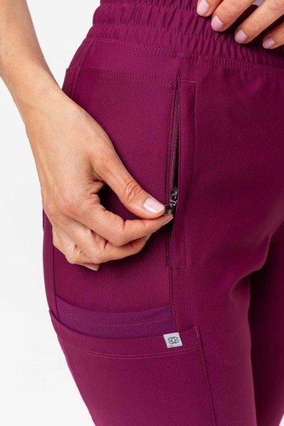 Lekárska dámska súprava Maevn Embrace (blúzka Luna, nohavice Nora) čerešňová červená-10