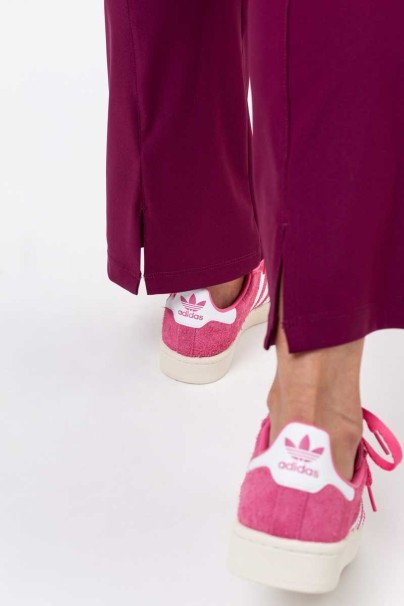 Lekárska dámska súprava Maevn Embrace (blúzka Luna, nohavice Nora) čerešňová červená-14