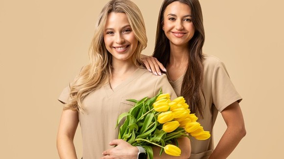 Dress code v estetickej medicíne a beauty segmente – zdravotnícke šaty, súpravy a prémiové plášte